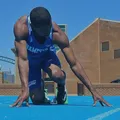 スタートの構えをとる短距離走者