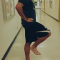 片足を上げて立つ姿勢