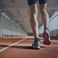 陸上トラックを走る人のシューズ